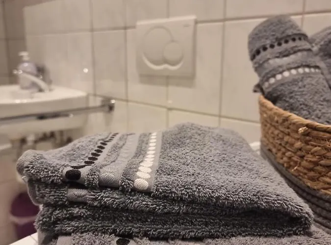 Naehe Duesseldorf Messe Expo, Airport, Train Station * Duisburg