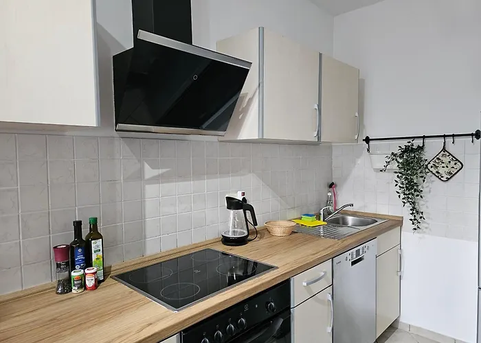 Naehe Duesseldorf Messe Expo, Airport, Train Station Дуйсбург